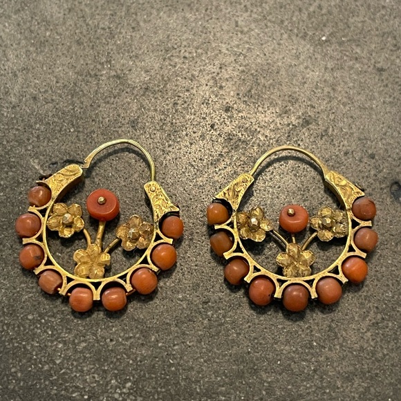 Pair of Mexican gold and coral earrings - Picture 5 of 9
